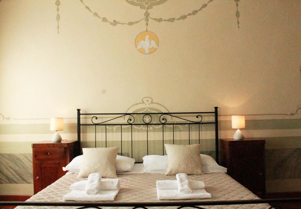 1 dormitorio con 1 cama con 2 toallas en Corte dei Miracoli, en Venecia
