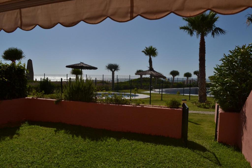 Blick auf den Strand vom Hinterhof eines Resorts in der Unterkunft Bajo Con Vistas Al Mar in Zahara de los Atunes