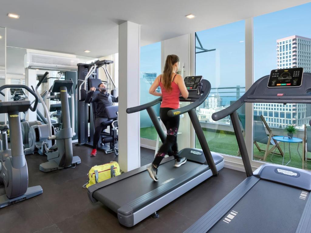 Fitness centrum a/nebo fitness zařízení v ubytování BY14 TLV Hotel