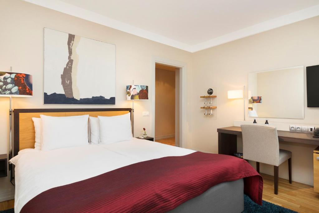 Habitación de hotel con cama y escritorio en ProfilHotels Riddargatan en Estocolmo