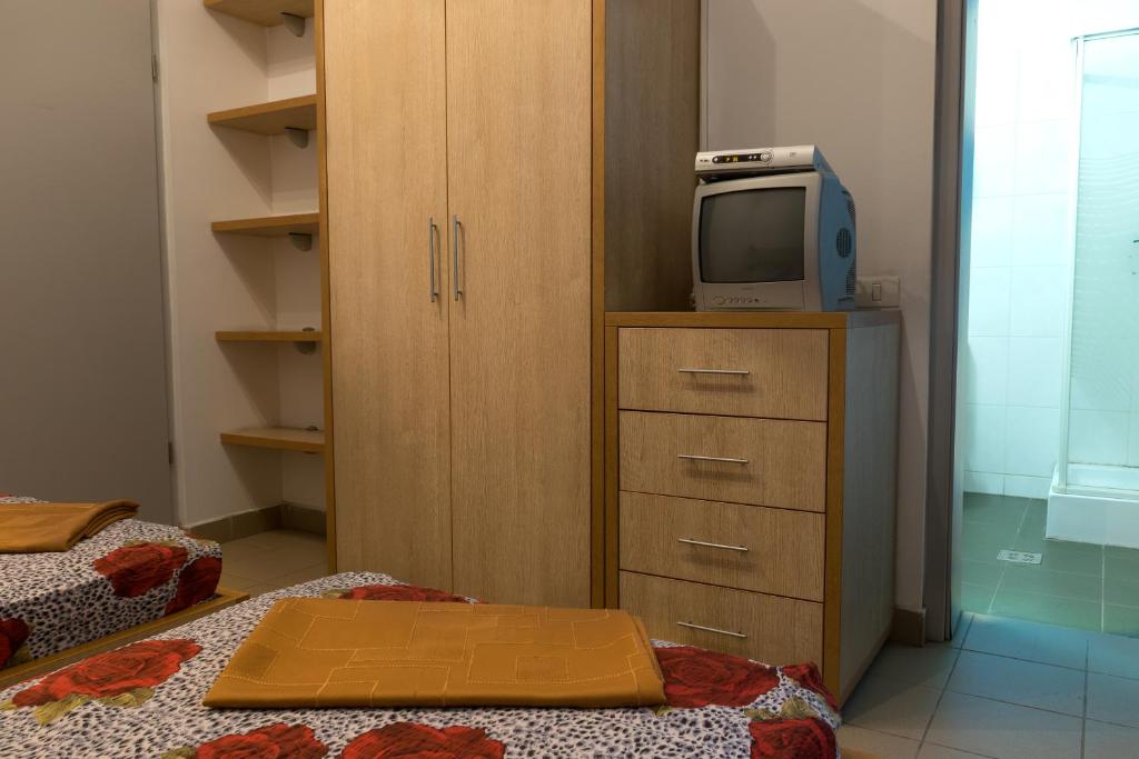 TV a/nebo společenská místnost v ubytování Decent Pipera
