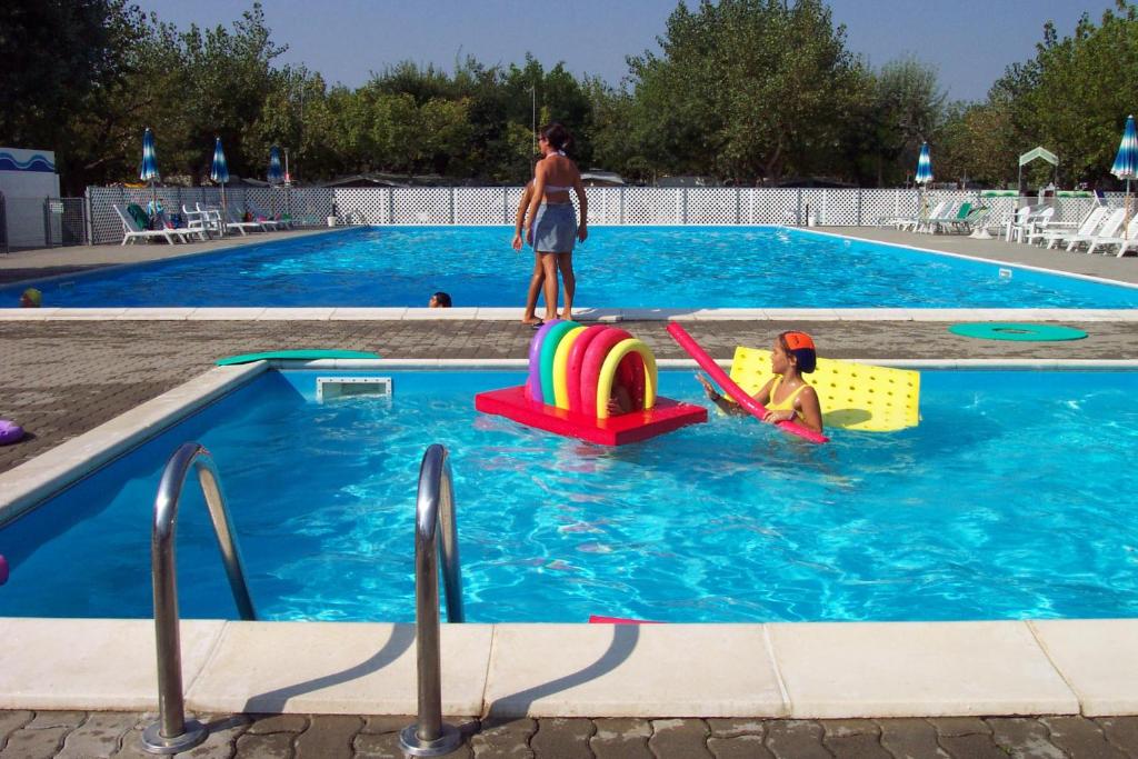 Bazén v ubytování Club del Sole Adriatico Cervia Easy Camping Village nebo v jeho okolí