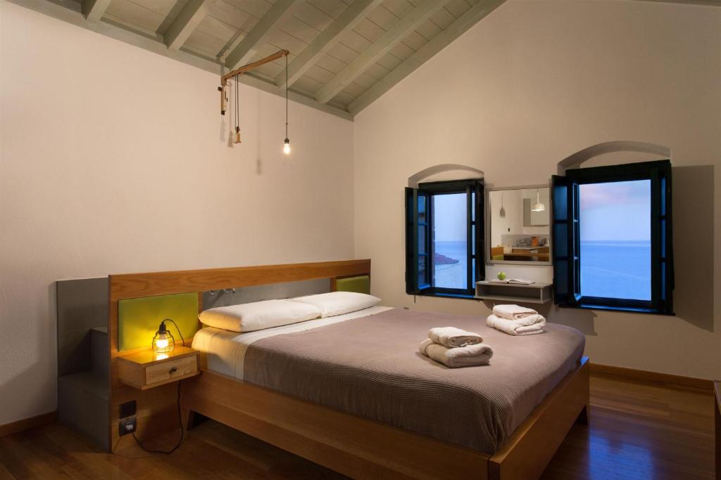 Postel nebo postele na pokoji v ubytování Kalnterimi Guesthouses