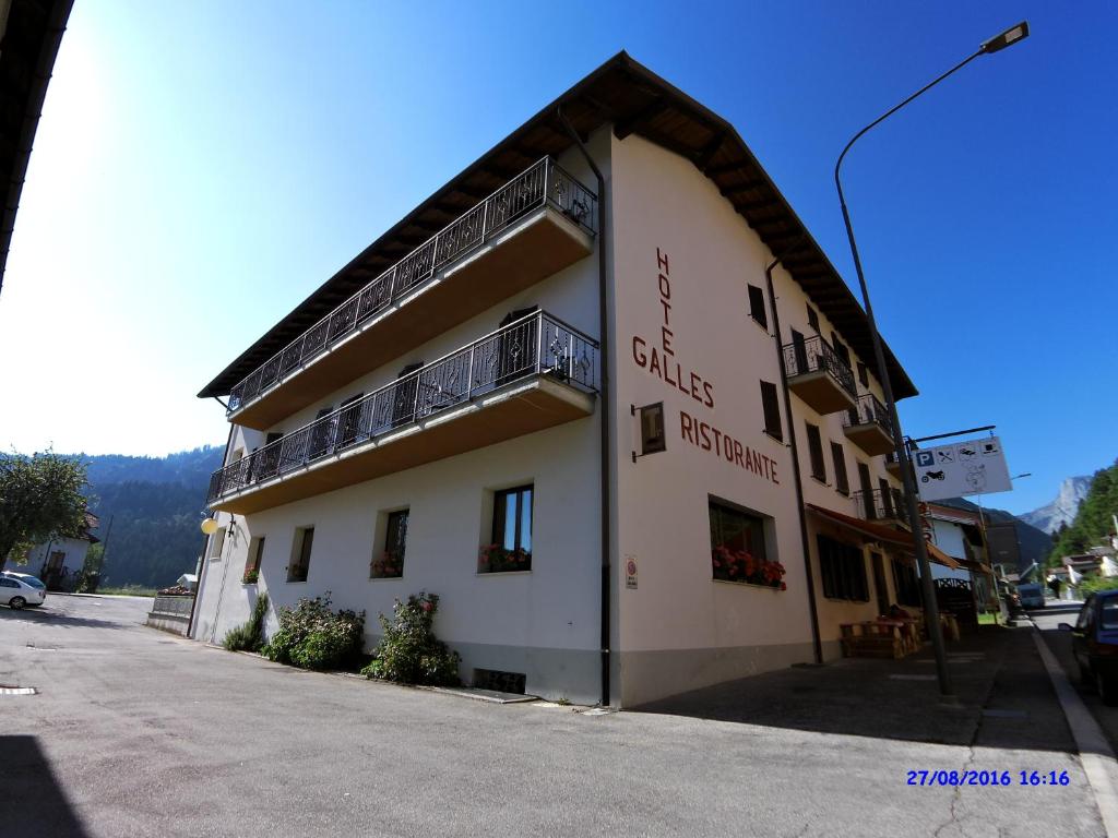 un edificio sul lato di una strada di Hotel Galles a Paluzza