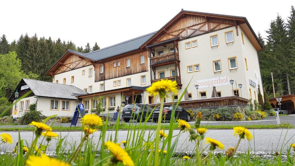 un hotel en medio de un campo de flores en Roseggerhof en Sankt Kathrein am Hauenstein