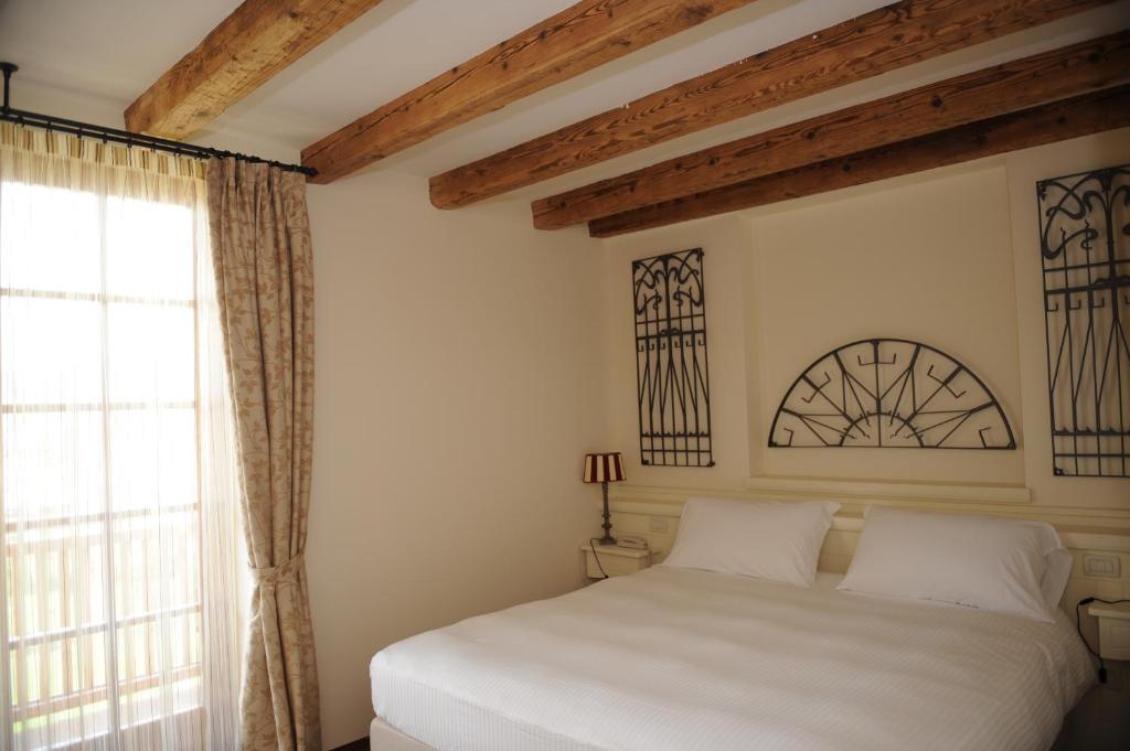 Łóżko lub łóżka w pokoju w obiekcie Hotel Relais Vecchio Maso