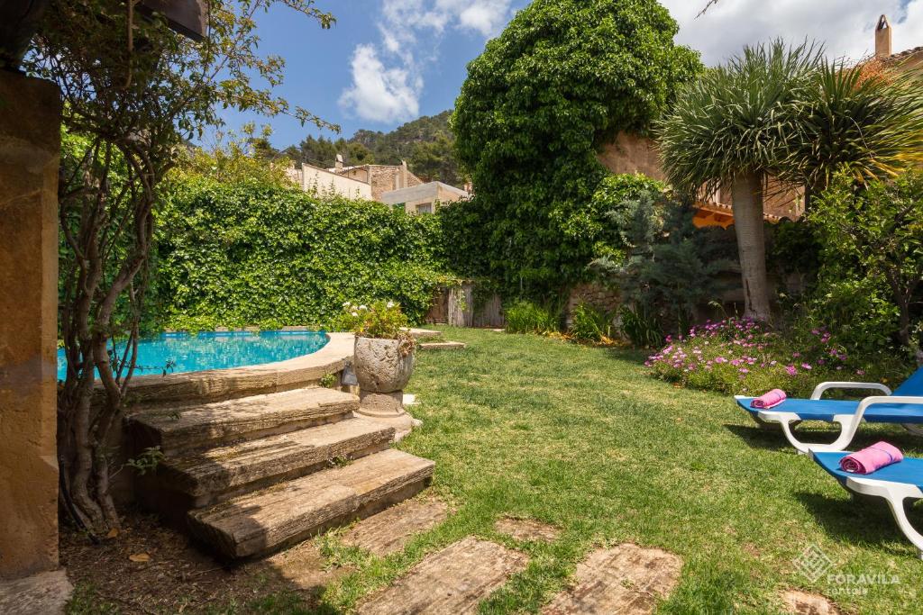 - un jardin avec une piscine et des chaises dans l'établissement Filoses, à Valldemossa