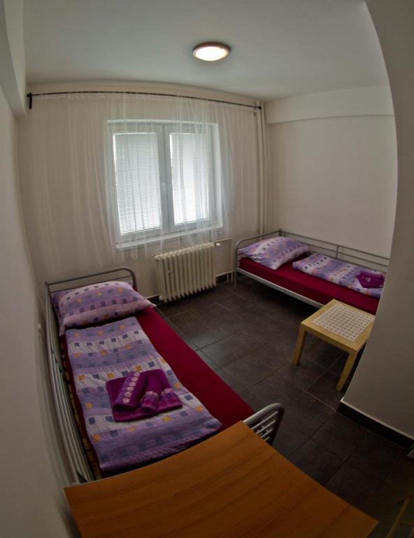 Łóżko lub łóżka w pokoju w obiekcie Hotelak Martinov