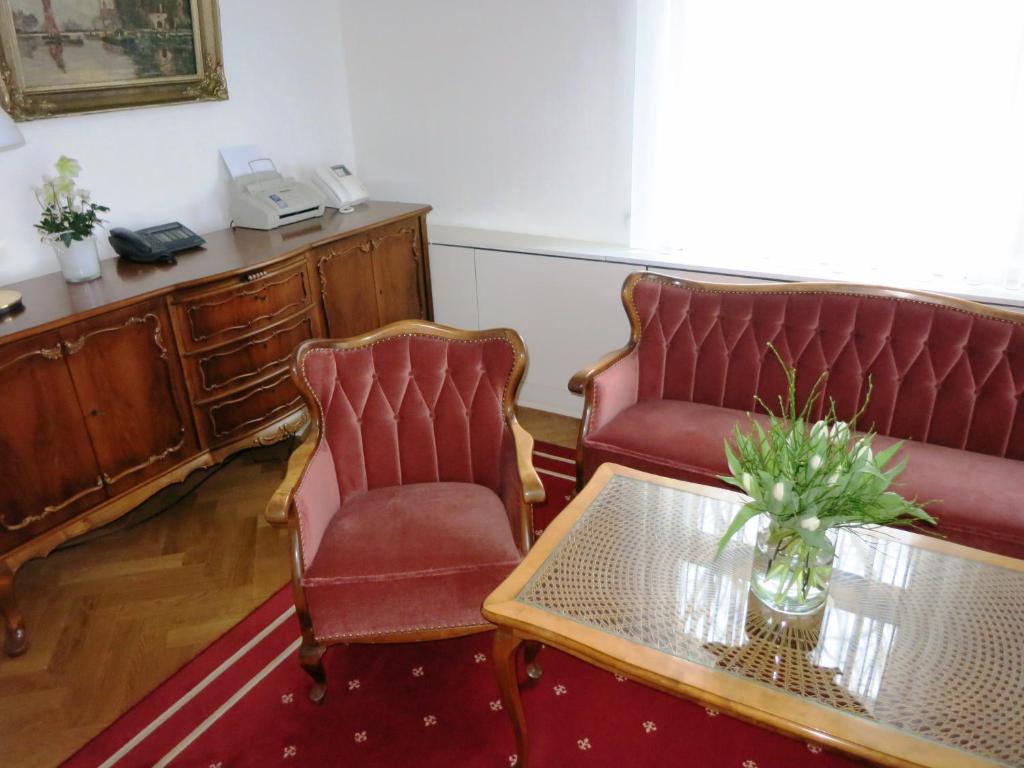 a living room with two chairs and a coffee table at Gästehaus Leipzig in Leipzig