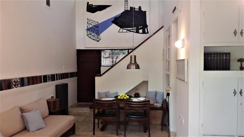 Design Maisonette,1 Min walk from the Beach - Housity