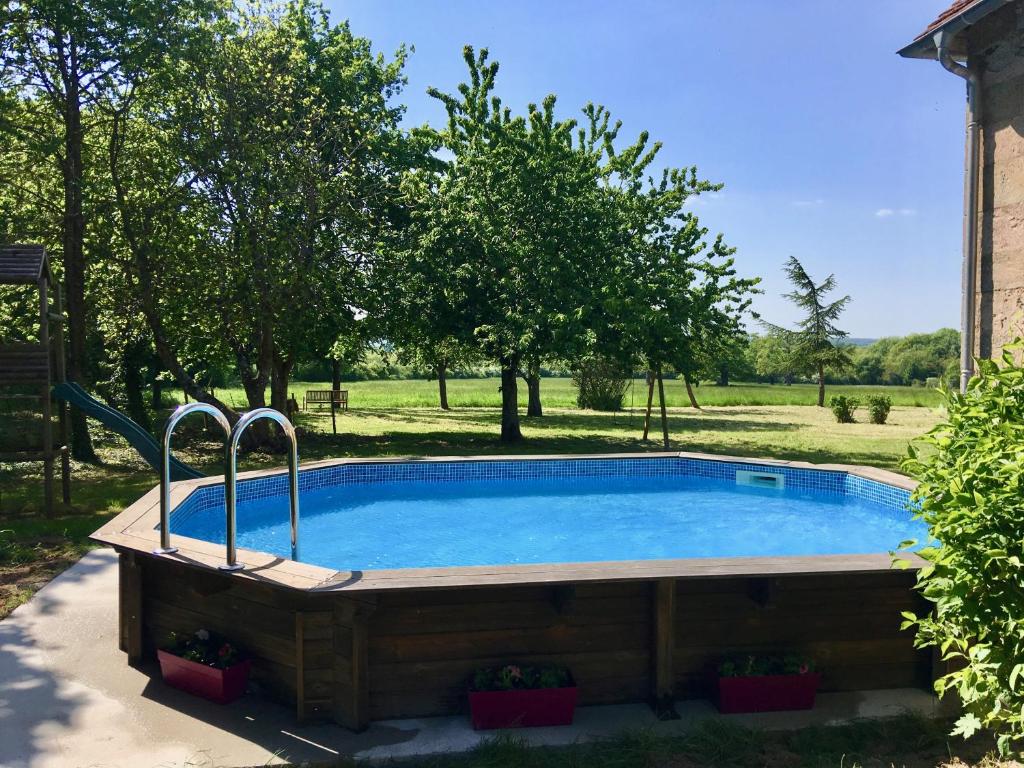 - une piscine dans une cour arborée dans l'établissement La Grande Maison de Pont Lung, à Ygrande