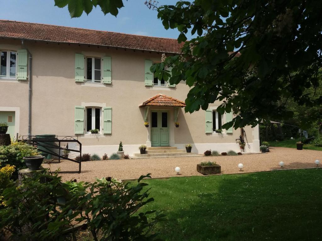 a house with a green door and a yard at Domaine Serrot in Saint-Élix-Theux