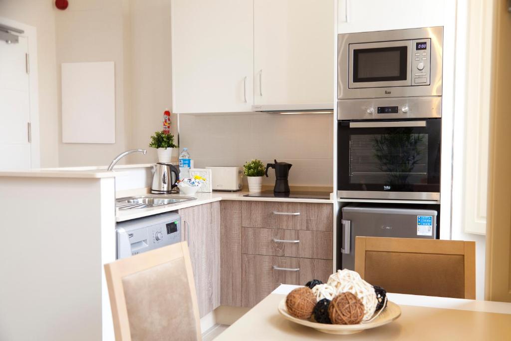 A kitchen or kitchenette at Apartamentos Pinar Malaga Centro