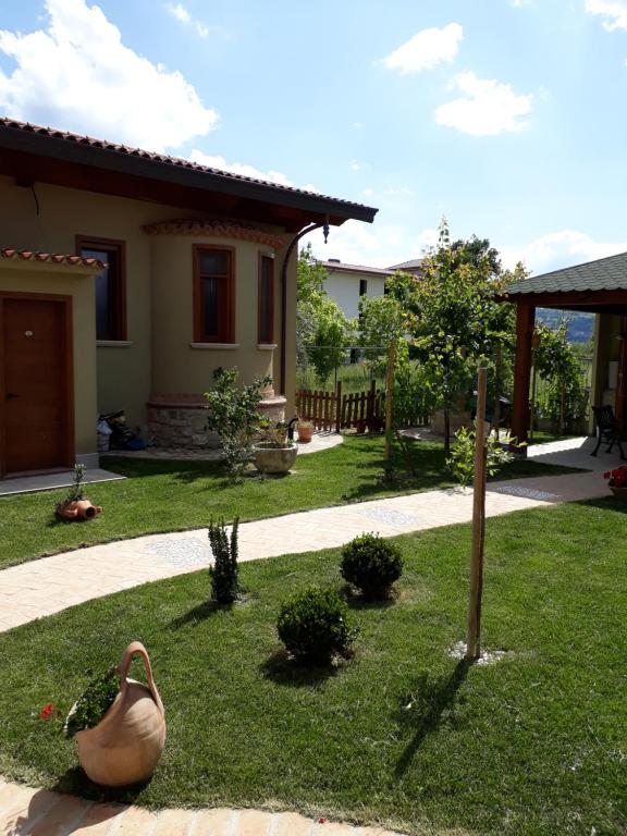 kaczka siedząca na podwórku domu w obiekcie B&B A CASA DI ZIA LUISA w mieście Venticano