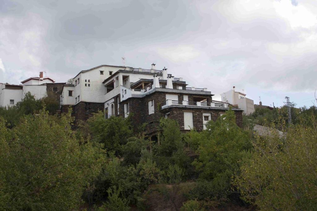a building sitting on top of a hill at La Posada del Altozano in Lanteira