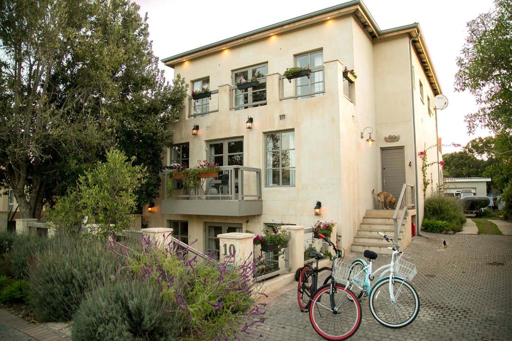克尼斯納的住宿－貝勒塔格公寓，两辆自行车停在房子前面