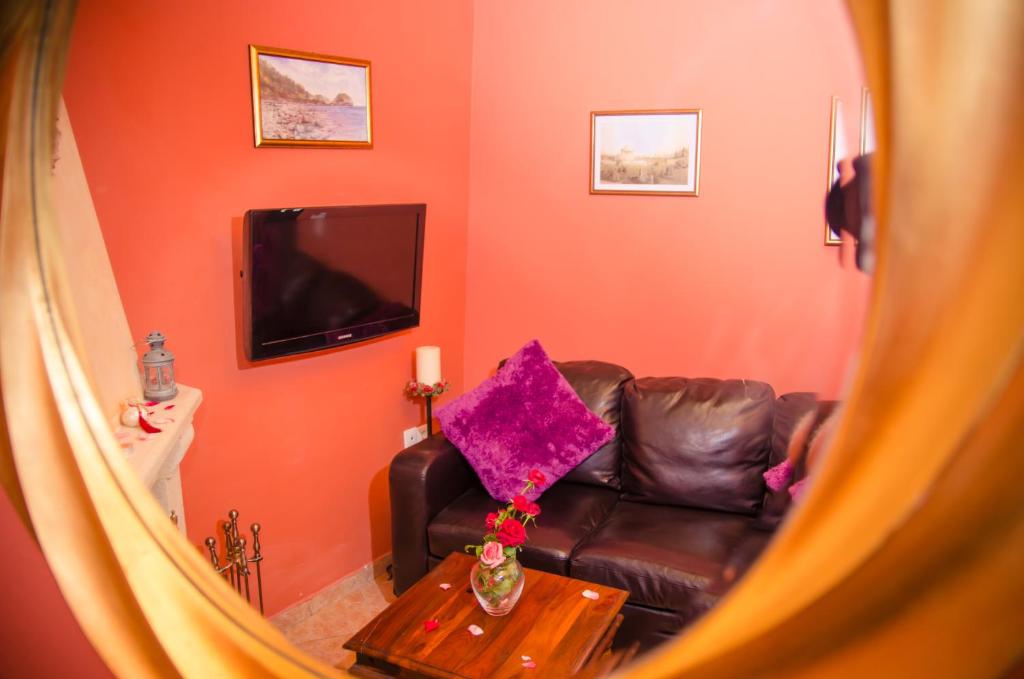 TV a/nebo společenská místnost v ubytování Villa Conte Rari