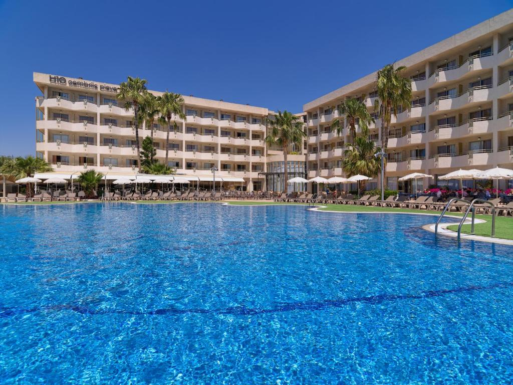 Bazén v ubytování H10 Cambrils Playa nebo v jeho okolí