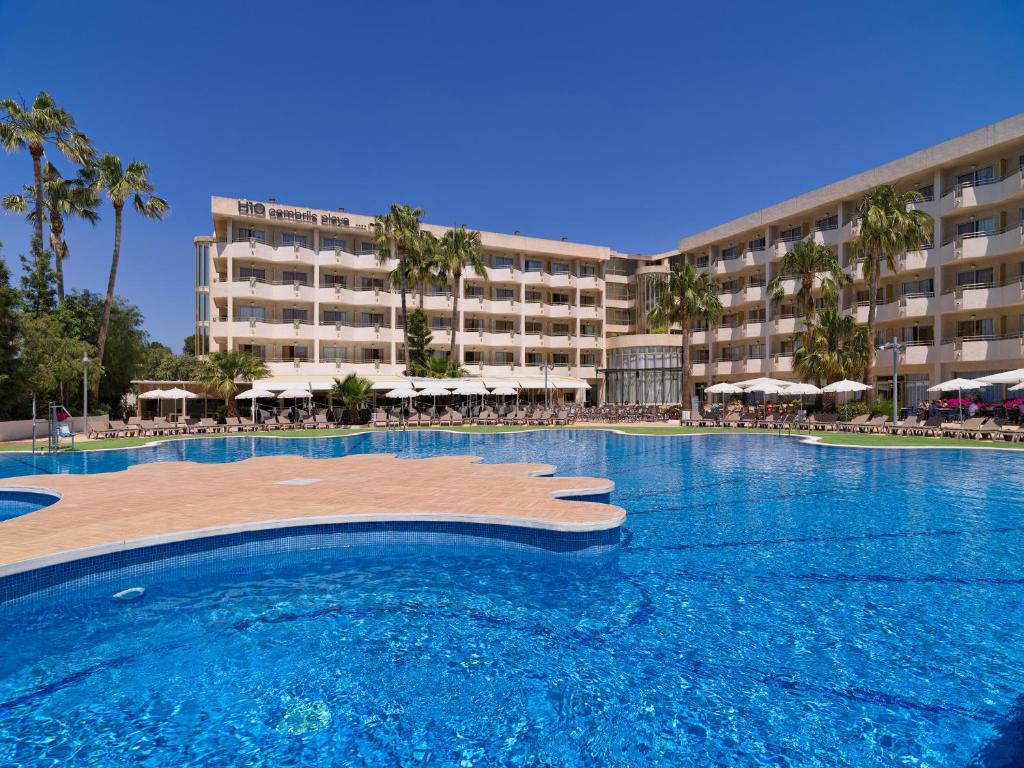 a large swimming pool in front of a hotel at H10 Cambrils Playa in Cambrils