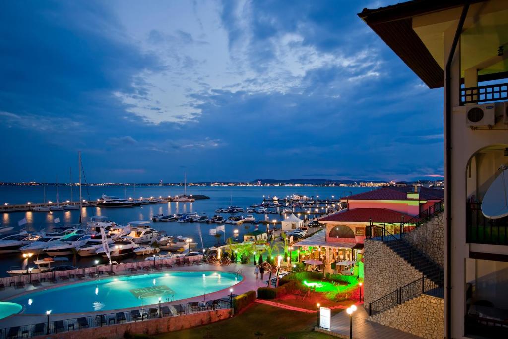 Bazén v ubytování PORTO PARADISO Apart Complex nebo v jeho okolí