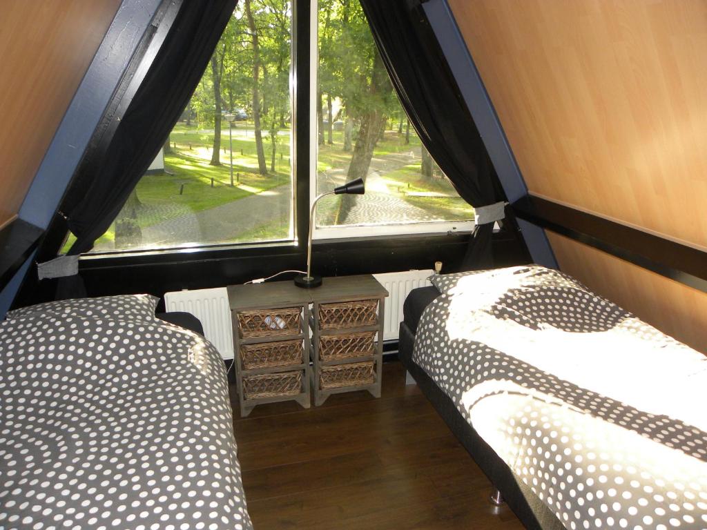Postel nebo postele na pokoji v ubytování Bungalows Bospark te Stramproy