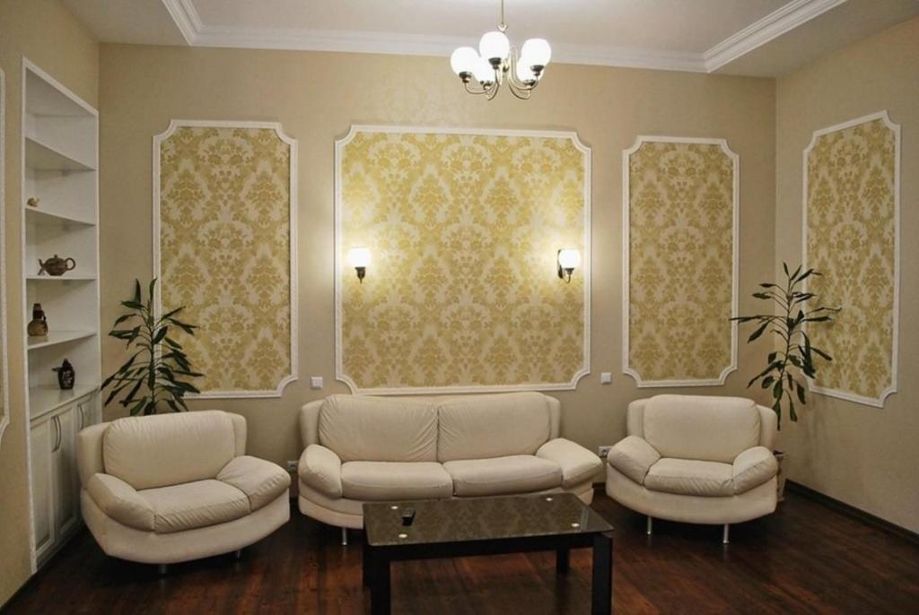 sala de estar con 2 sillas y sofá en Nezhnyye Apartments en Odesa