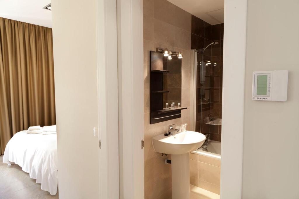 A bathroom at Apartamentos Pinar Malaga Centro