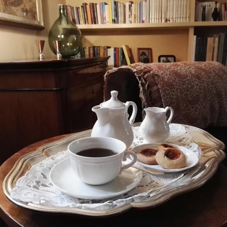 Zestaw do parzenia kawy i herbaty w obiekcie Casa Rovelli