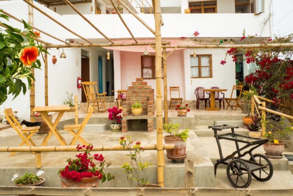 a patio with flowers and a bike in front of a house at Cruz del Sur in Pucusana