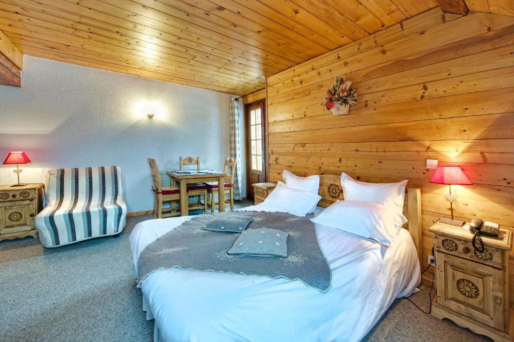 Postel nebo postele na pokoji v ubytování Alp'Hotel