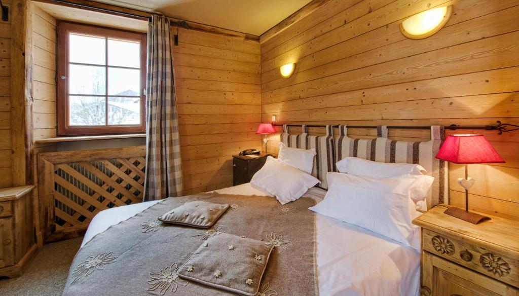 Postel nebo postele na pokoji v ubytování Alp'Hotel