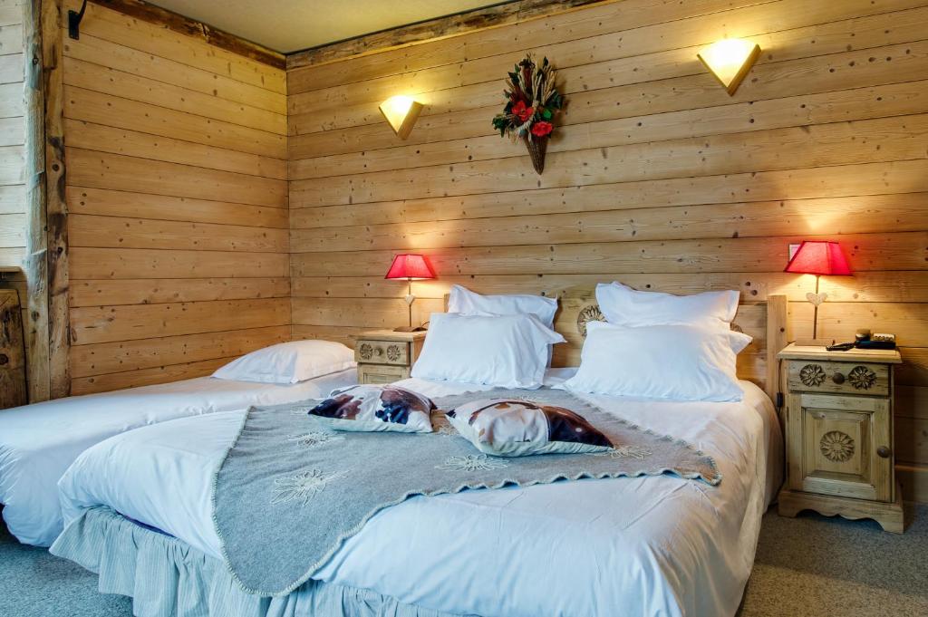 Postel nebo postele na pokoji v ubytování Alp'Hotel