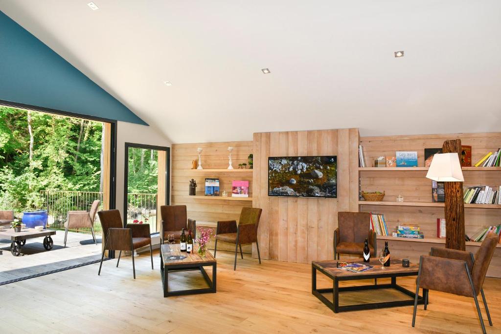 TV a/nebo společenská místnost v ubytování Demeures et Châteaux Moulin des Templiers Hôtel & SPA