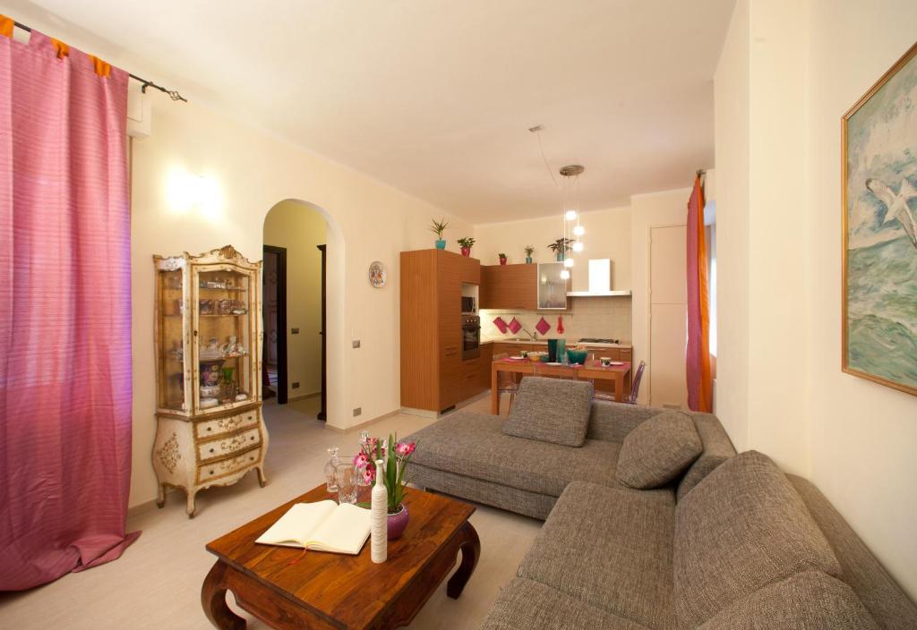 uma sala de estar com um sofá e uma mesa em B&B Al Calcandola em Sarzana
