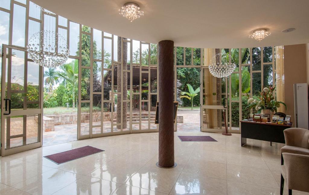 Imperial Heights Hotel, Entebbe tesisinde bir oturma alanı