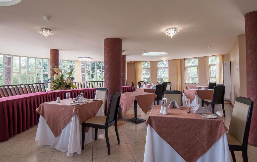 Imperial Heights Hotel, Entebbe tesisinde bir restoran veya yemek mekanı