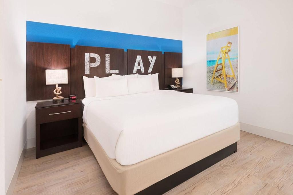 Cama ou camas em um quarto em Sirata Beach Resort St Pete Beach