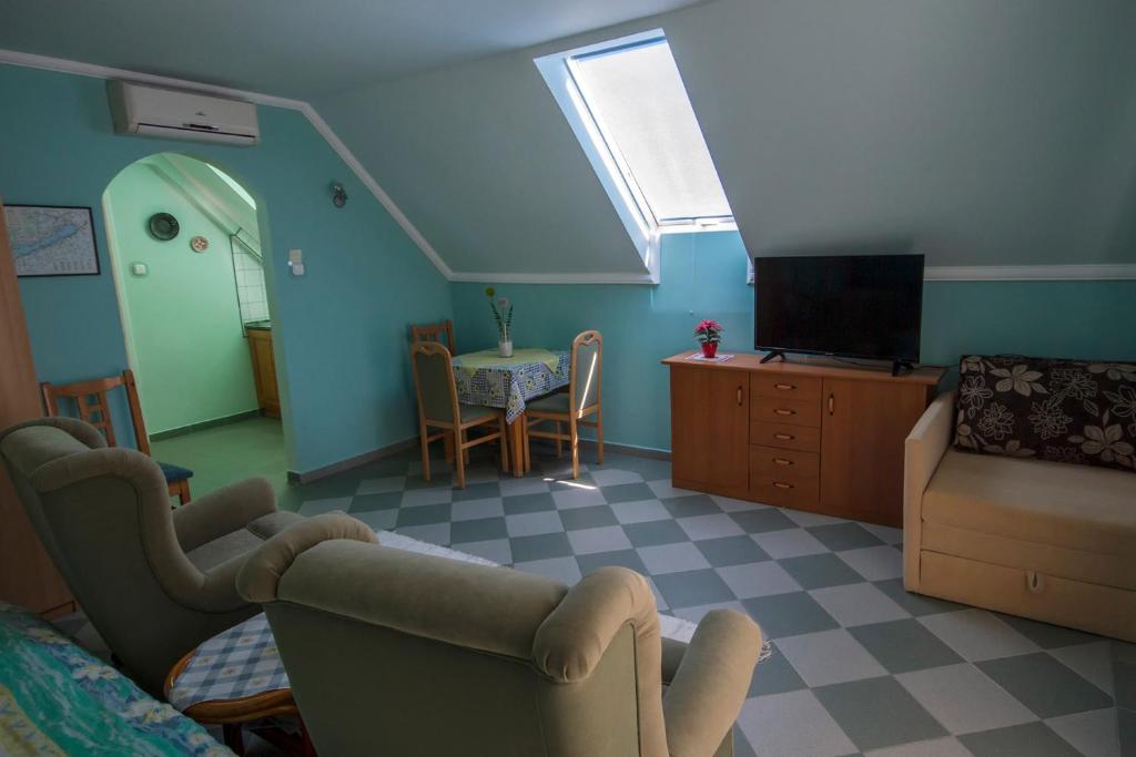 Katica Apartman - Apartment With Balcony