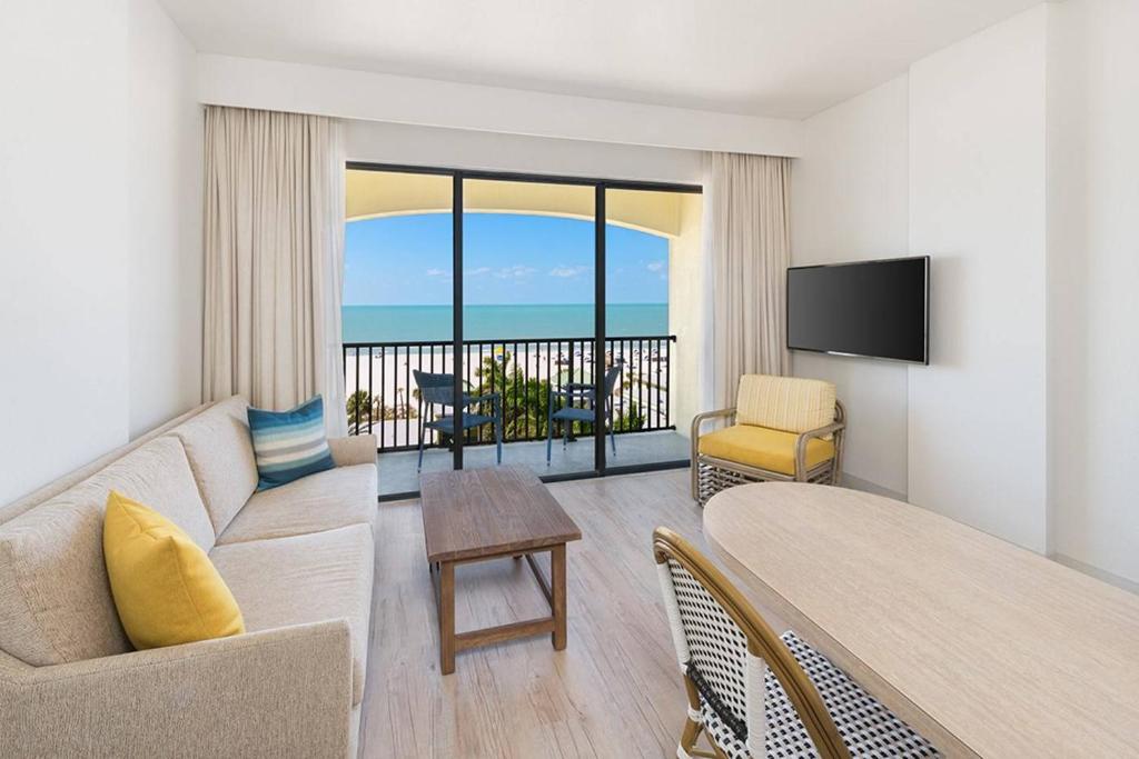 Uma TV ou centro de entretenimento em Sirata Beach Resort St Pete Beach