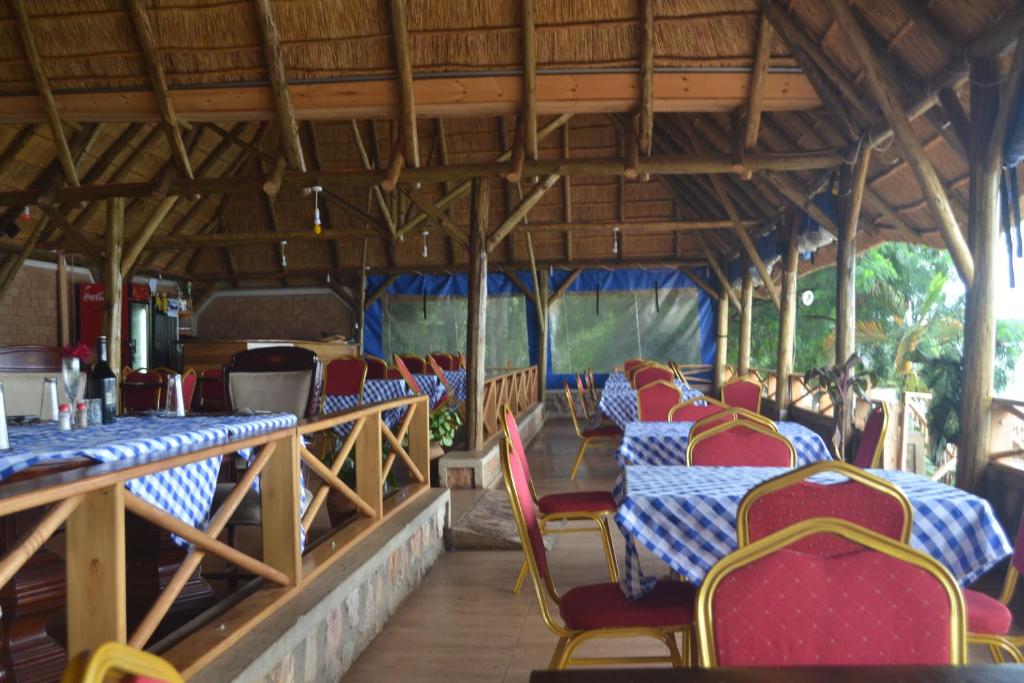 The Palms Beach Hotel and Restaurant Limited tesisinde bir oturma alanı
