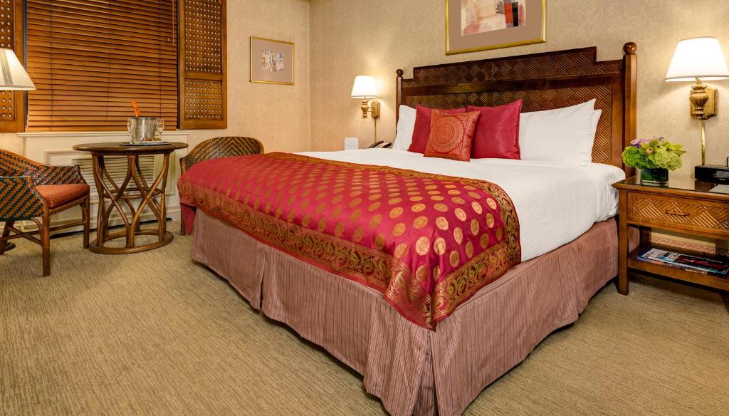 Postel nebo postele na pokoji v ubytování Casablanca Hotel by Library Hotel Collection