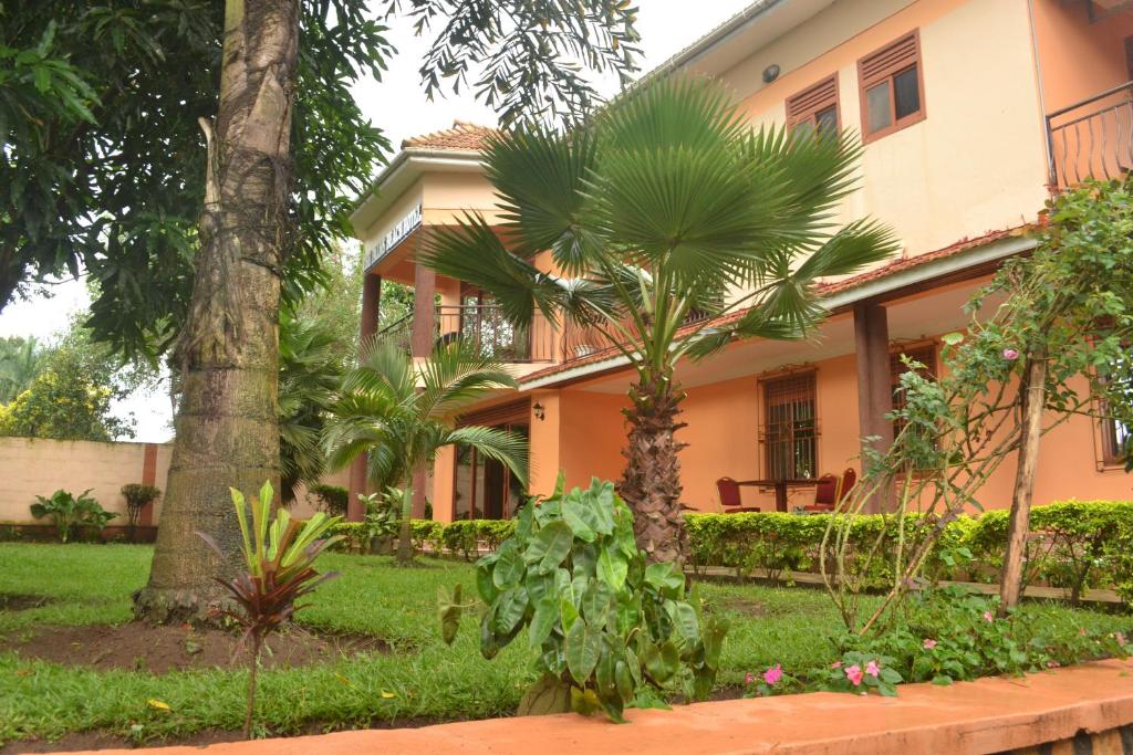 The Palms Beach Hotel and Restaurant Limited tesisinin dışında bir bahçe
