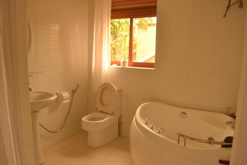 The Palms Beach Hotel and Restaurant Limited tesisinde bir banyo
