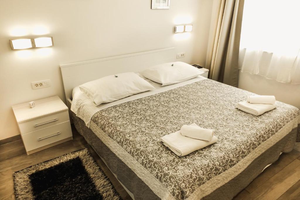 Posteľ alebo postele v izbe v ubytovaní Old Square Apartment