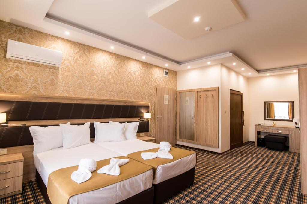 SPA Kompleks Raiski Kat - Triple Room With Pool View
