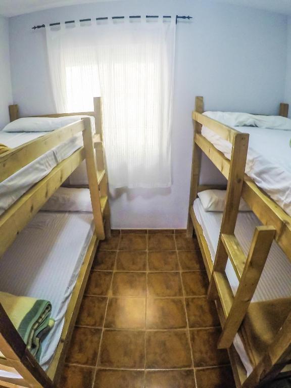 Postel nebo postele na pokoji v ubytování CENTRO DE OCIO ALÚA Bungalows Camping Rafting Benamejí