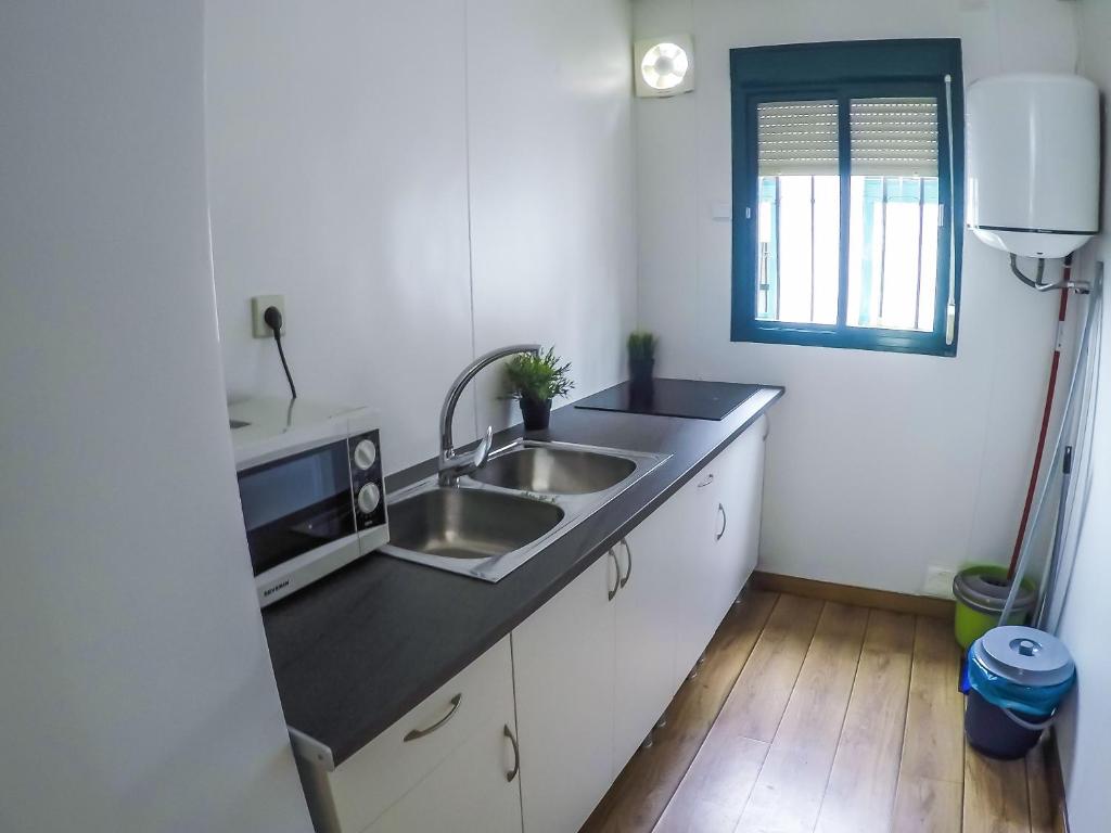 Kuchyň nebo kuchyňský kout v ubytování CENTRO DE OCIO ALÚA Bungalows Camping Rafting Benamejí