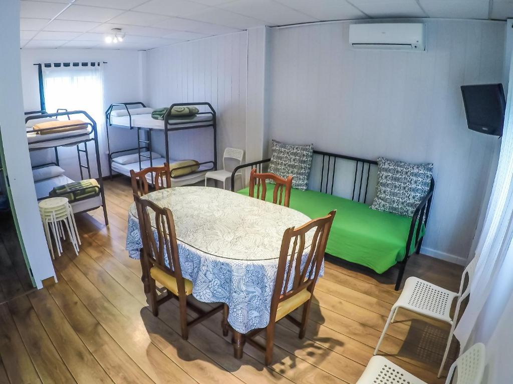 Postel nebo postele na pokoji v ubytování CENTRO DE OCIO ALÚA Bungalows Camping Rafting Benamejí
