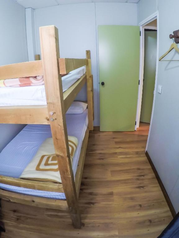 Postel nebo postele na pokoji v ubytování CENTRO DE OCIO ALÚA Bungalows Camping Rafting Benamejí