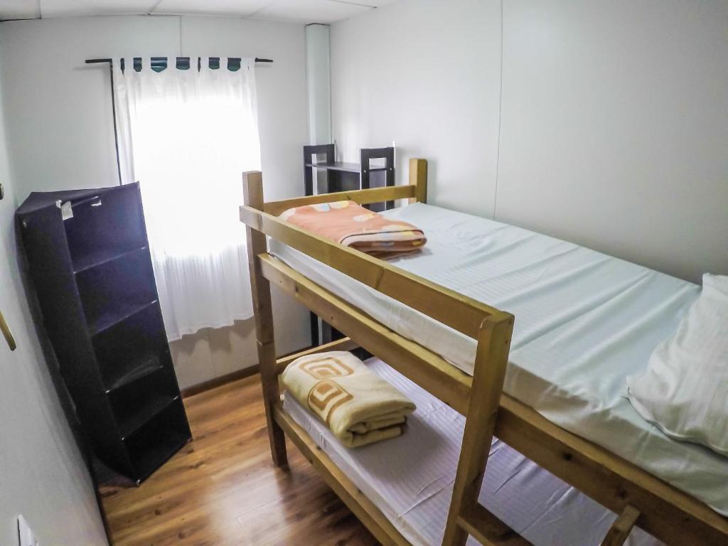 Postel nebo postele na pokoji v ubytování CENTRO DE OCIO ALÚA Bungalows Camping Rafting Benamejí